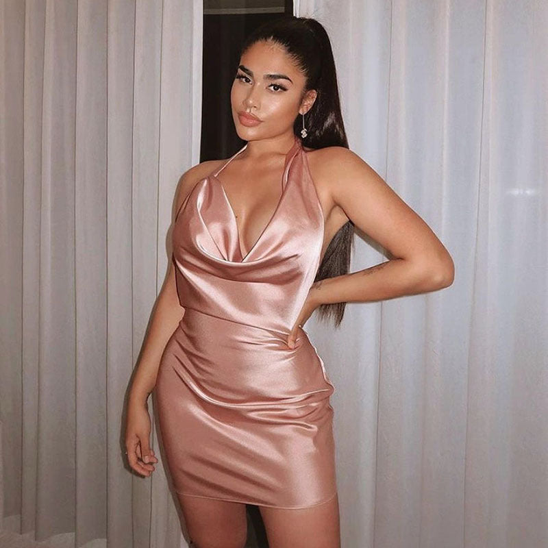 Petite robe très sexy dos nu et ouverte en v du devant, tissu mince couleur unie.