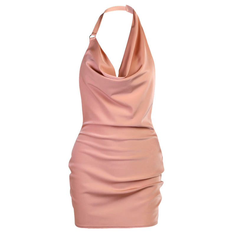 Petite robe très sexy dos nu et ouverte en v du devant, tissu mince couleur unie.