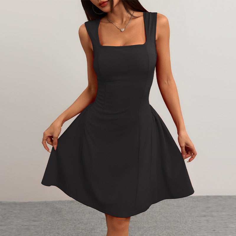 Robe ajustée dos nu sans manches, gilet et jupe à bretelles