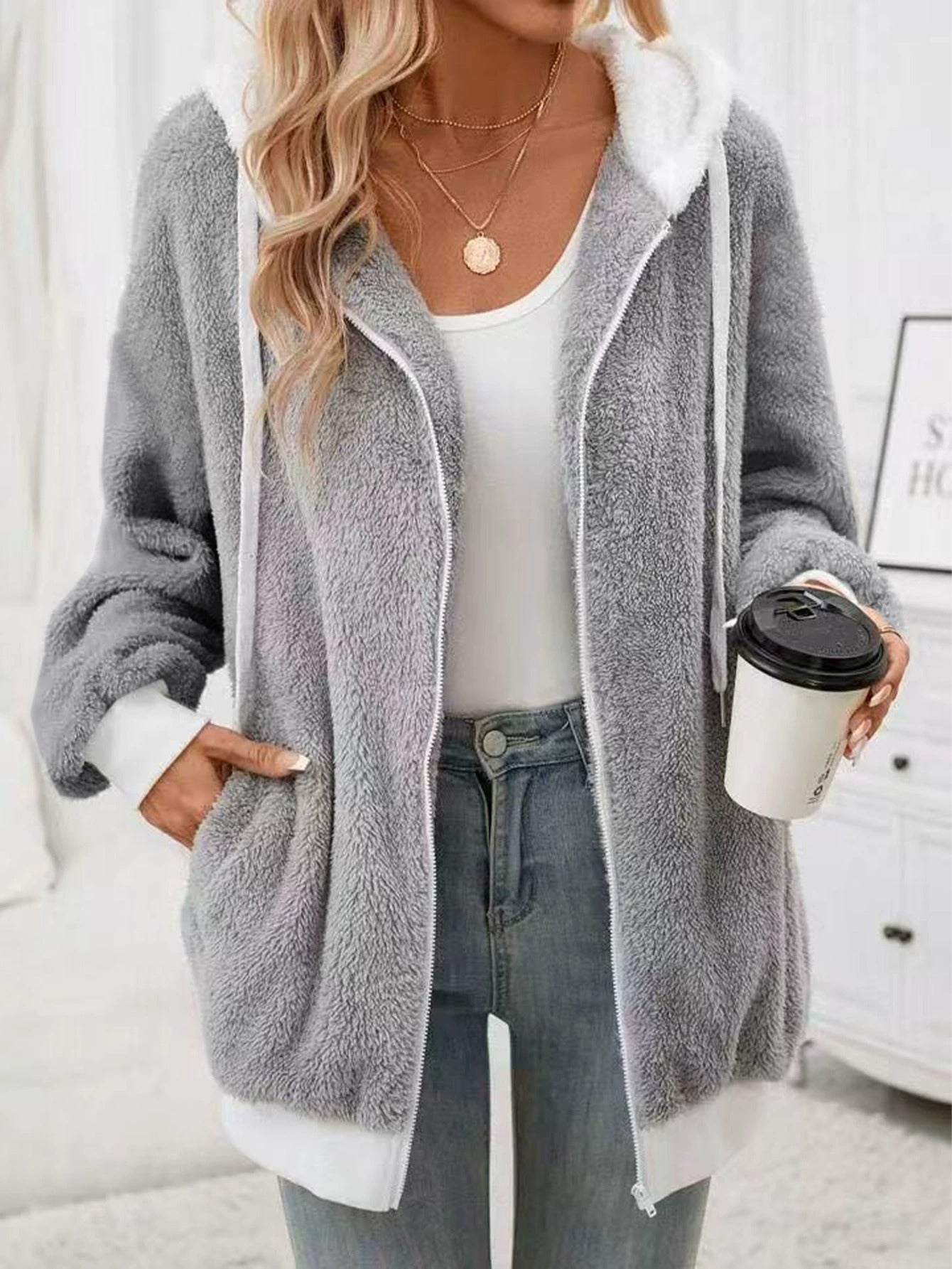 Veste en laine doux cozy avec zipe et capuche. Tendance pour femme