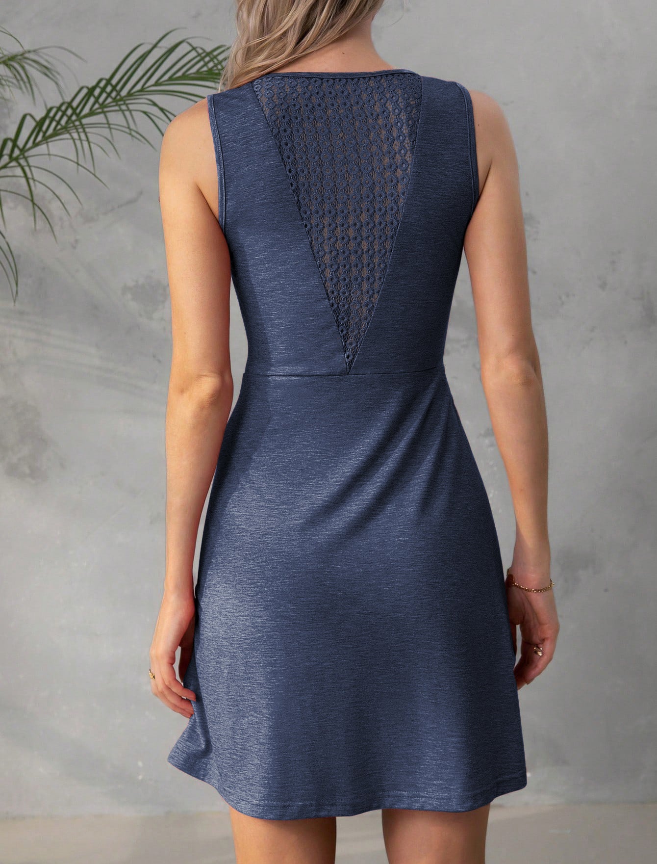 Robe moulante sans manches à col en V et taille plissée
