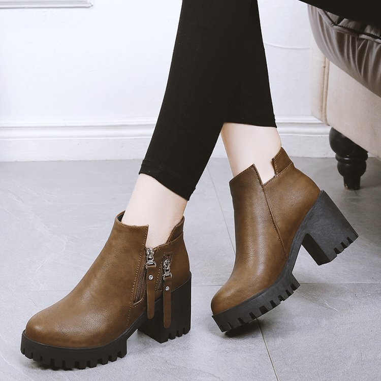 Une bottines parfait pour l'automne avec style. Un talons épais et confortable a porté toute la journée.