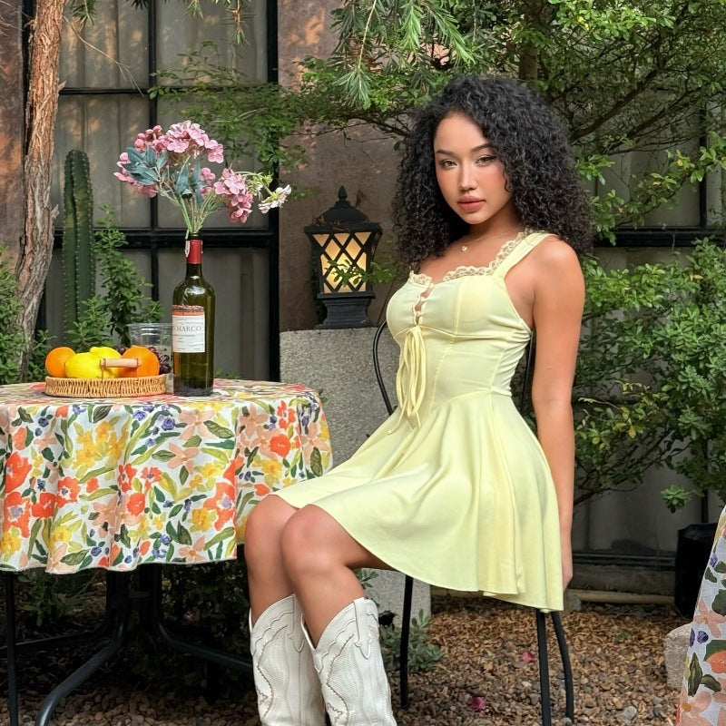 Robe Gallus jaune sexy à col carré et bordure en dentelle