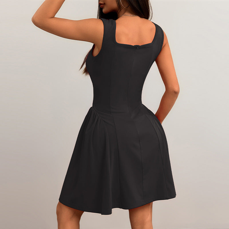 Robe ajustée dos nu sans manches, gilet et jupe à bretelles