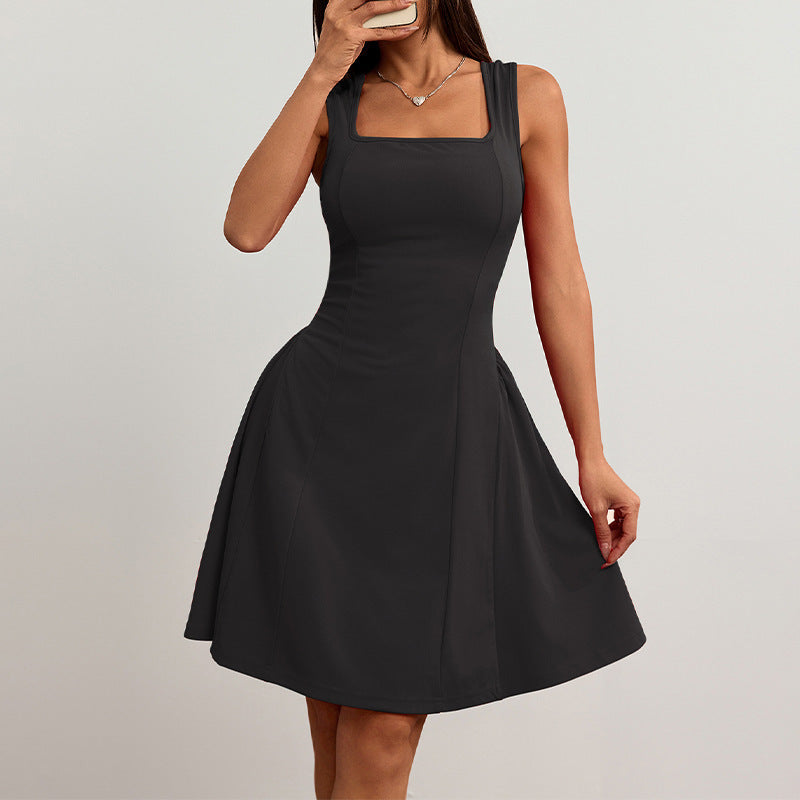 Robe ajustée dos nu sans manches, gilet et jupe à bretelles