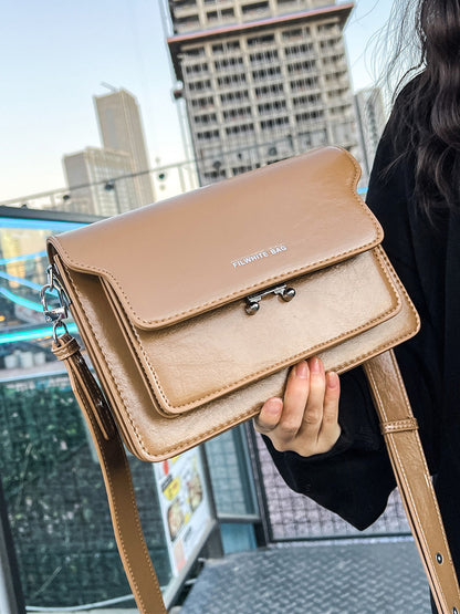 Sac à bandoulière simple en PU, petit format carré, tendance et décontracté. Plusieurs couleurs de disponible