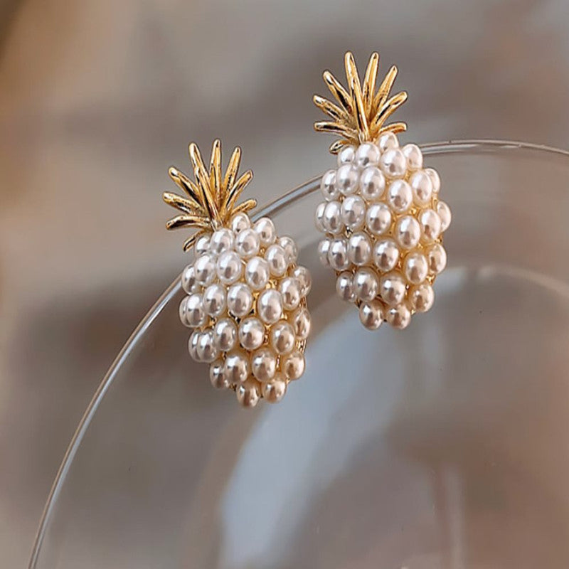 Magnifique boucle d'oreille avec petite perle très élégant,  fait stylée pour vos sortie