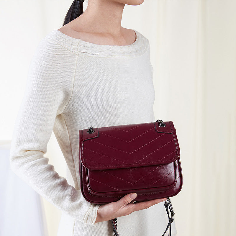 Sac à bandoulière en cuir pour femme très élégante.