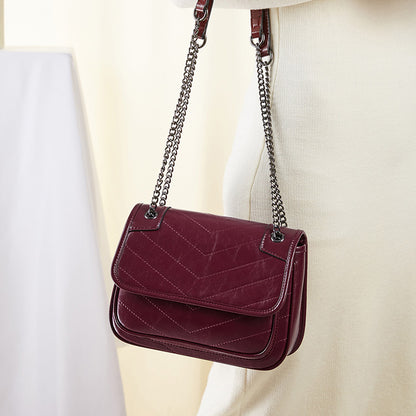 Sac à bandoulière en cuir pour femme très élégante.