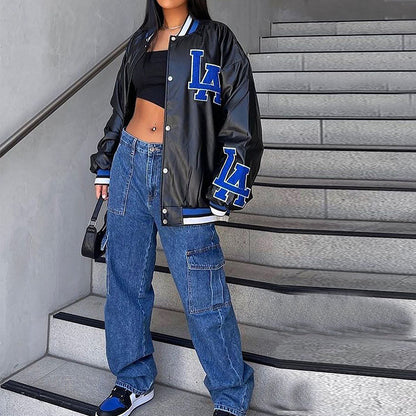 Un jean a patte droite avec poche cargot,  taille haute très stylée .