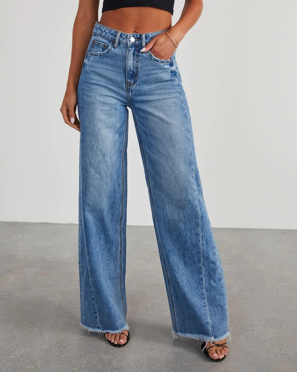 Jean ample à jambes larges pour femme avec coutures latérales et ourlet effiloché. Très beau jean pour vous mesdames