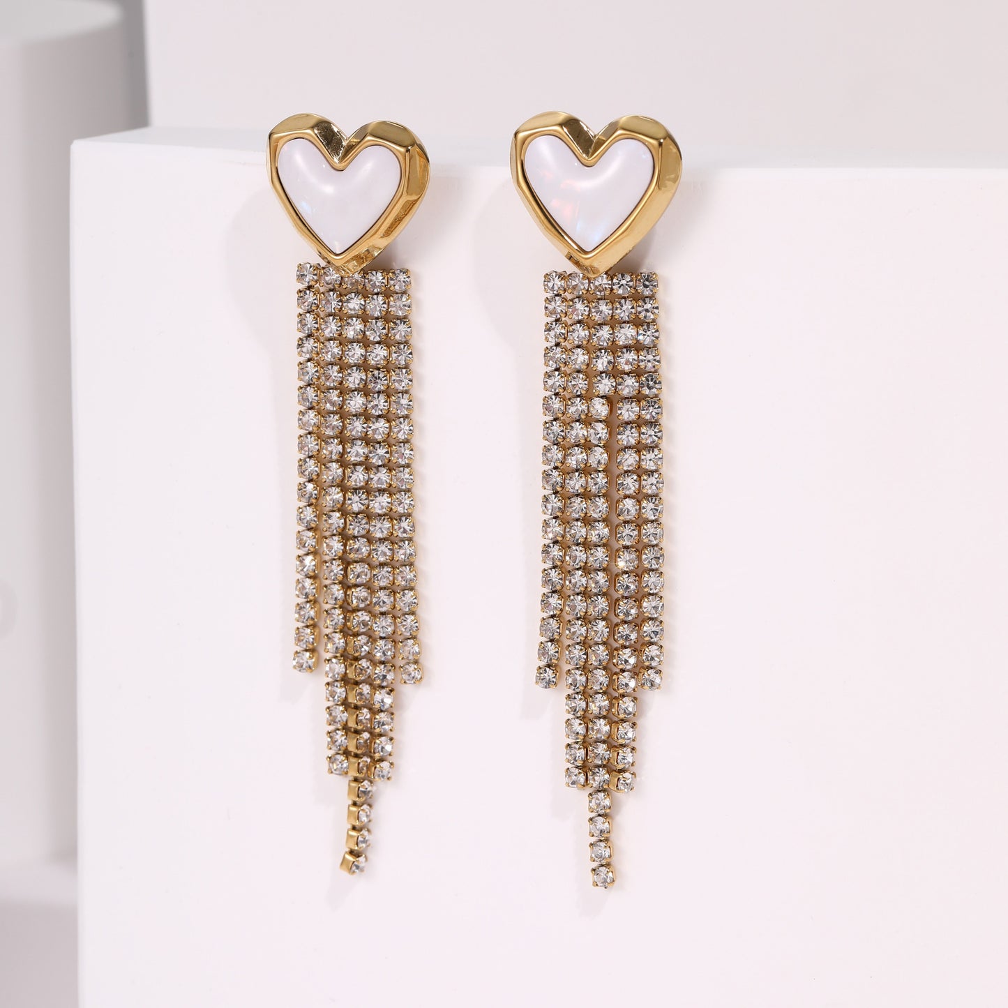 Nos bijoux fond toute la différence dans votre outfit, magnifique boucle d'oreille avec coeur.