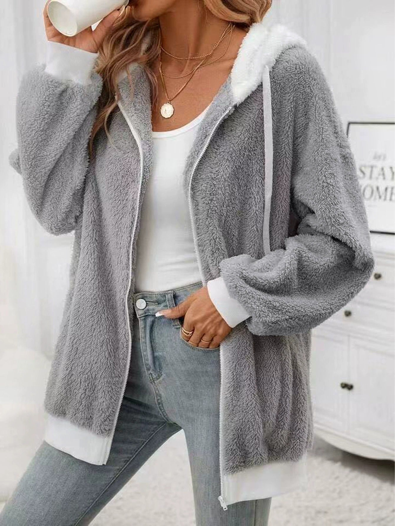 Veste en laine doux cozy avec zipe et capuche. Tendance pour femme