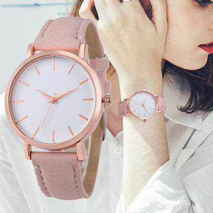 Belle petite montre avec style et tendance.