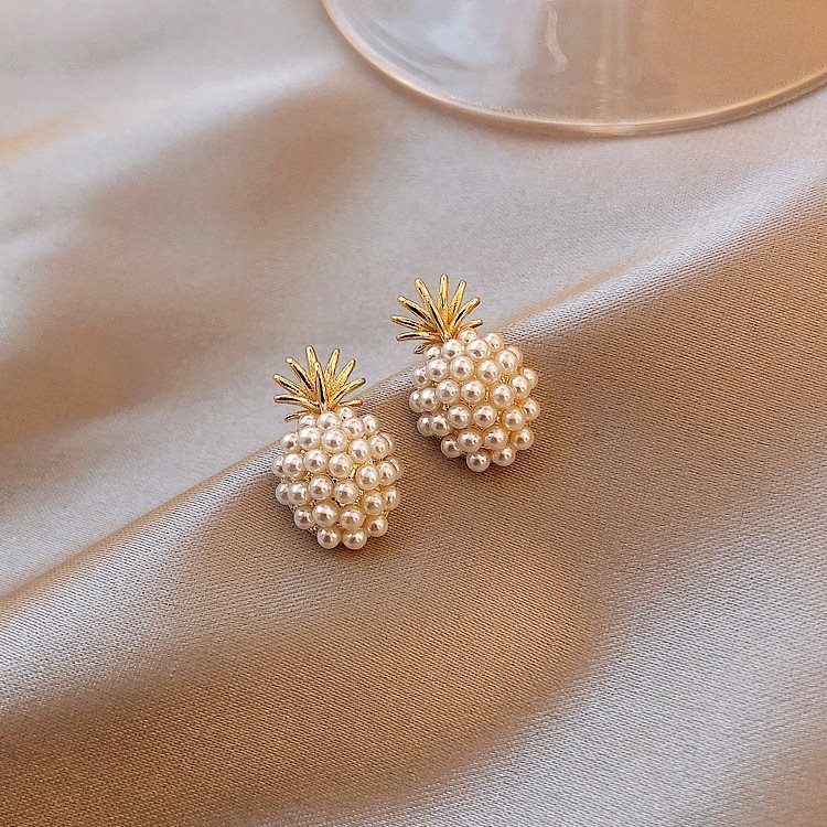 Magnifique boucle d'oreille avec petite perle très élégant,  fait stylée pour vos sortie