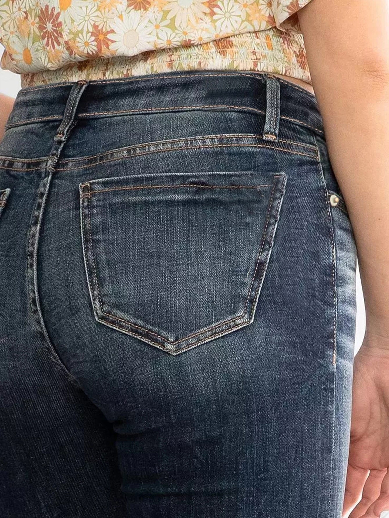Jean évasé semi base, extensible moyenne. Un style pour vous madame.