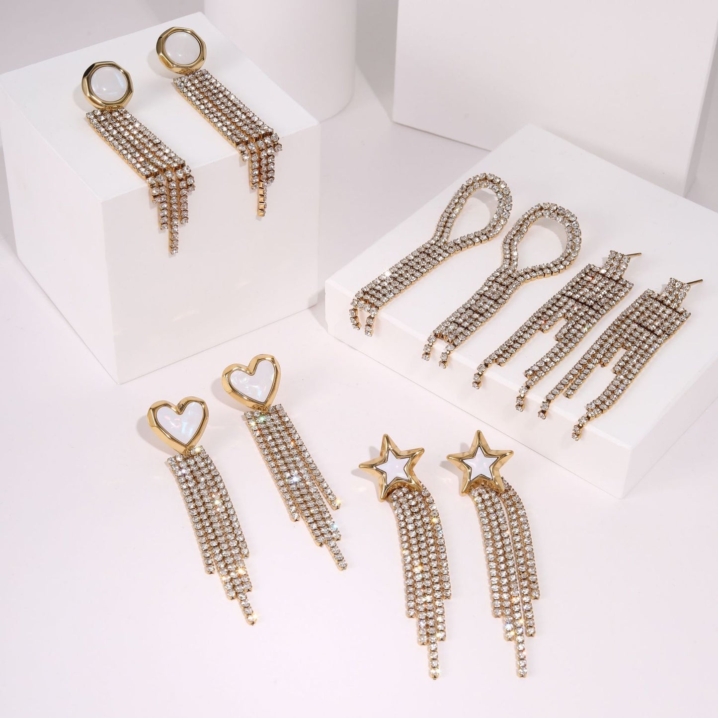 Nos bijoux fond toute la différence dans votre outfit, magnifique boucle d'oreille avec coeur.