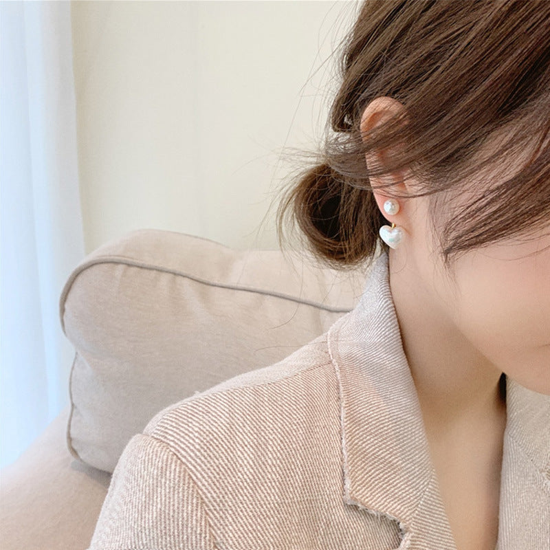 Belle boucle d'oreille en forme de coeur blanc.  Mode fashion