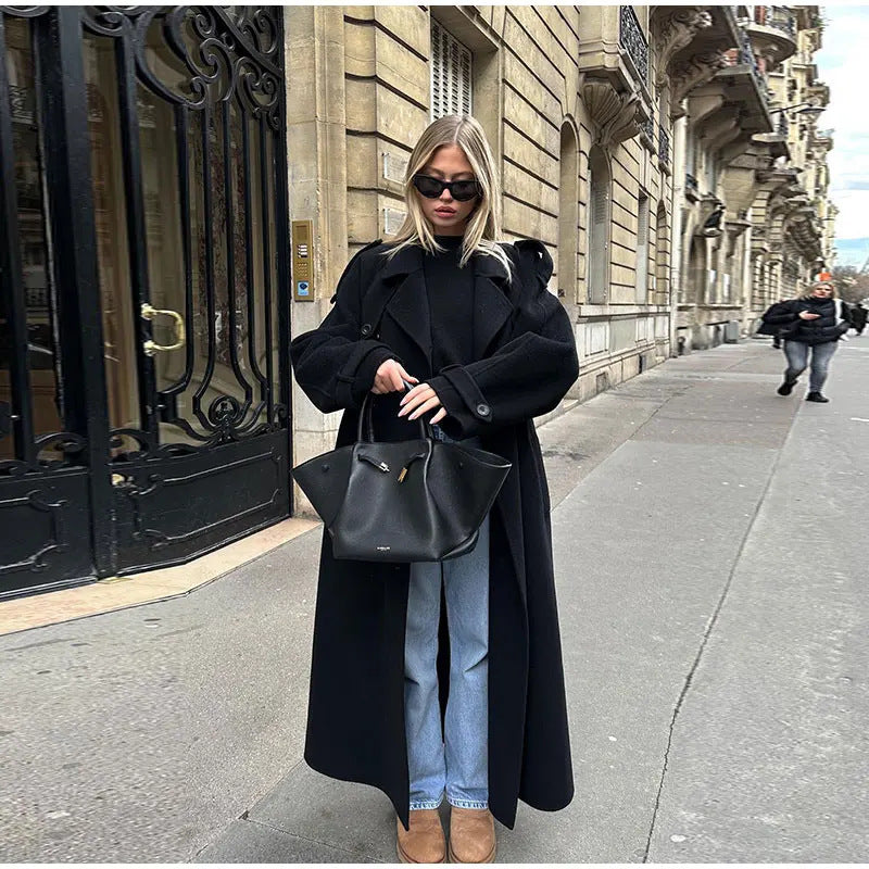 Très beau manteau long noir . Élégant cozy . Il te faut se manteau pour ton nouveau style.