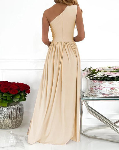 Robe longue pour femme d'une couleur unie,  un tissu léger et confortable avec une ouverture sur le devant.