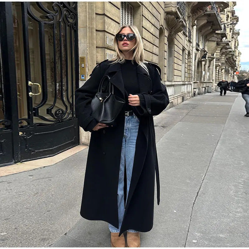 Très beau manteau long noir . Élégant cozy . Il te faut se manteau pour ton nouveau style.
