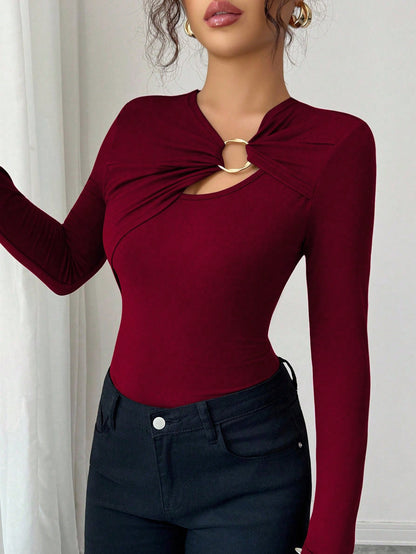 Haut slim asymétrique à bordure creuse en métal fashion tendance pour femme