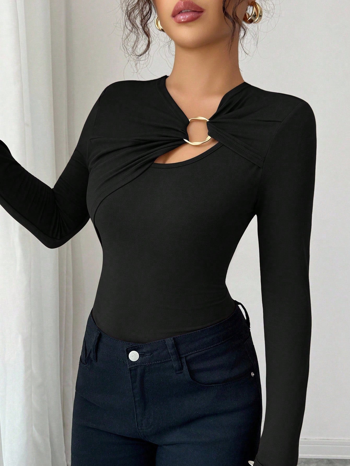 Haut slim asymétrique à bordure creuse en métal fashion tendance pour femme