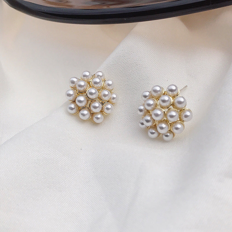 Magnifique boucle d'oreille avec petite perle très élégant,  fait stylée pour vos sortie