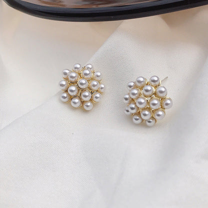 Magnifique boucle d'oreille avec petite perle très élégant,  fait stylée pour vos sortie