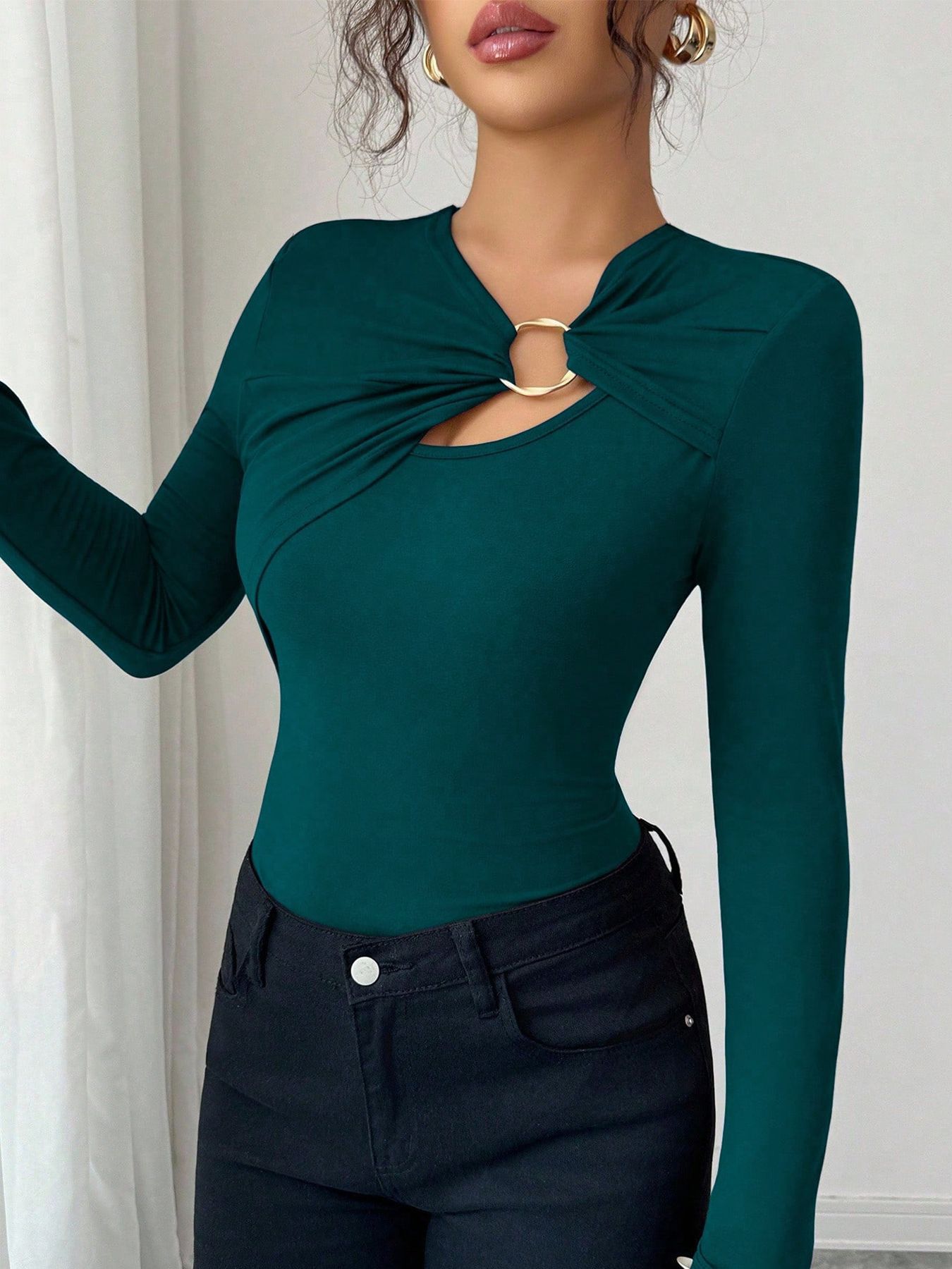 Haut slim asymétrique à bordure creuse en métal fashion tendance pour femme