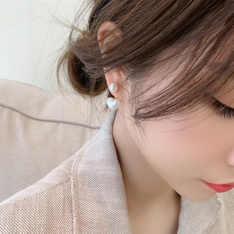 Belle boucle d'oreille en forme de coeur blanc.  Mode fashion