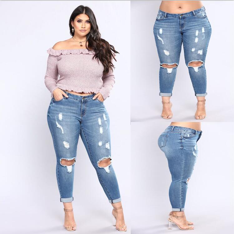 Jean taille haute en denim extensible pour femme. Confortable et durable.