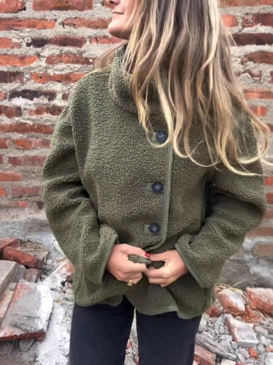 Belle petite veste a bouton en laine mouton , très chaud ! Mode pour femme