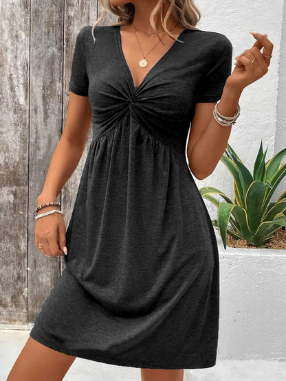 Robe moulante sans manches à col en V et taille plissée