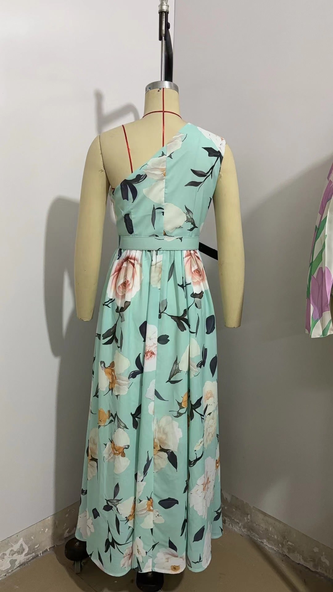 Robe  sans manches à épaules obliques et impression numérique pour femme