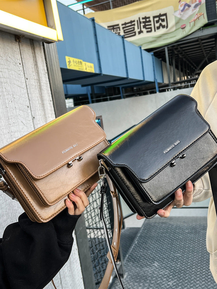 Sac à bandoulière simple en PU, petit format carré, tendance et décontracté. Plusieurs couleurs de disponible