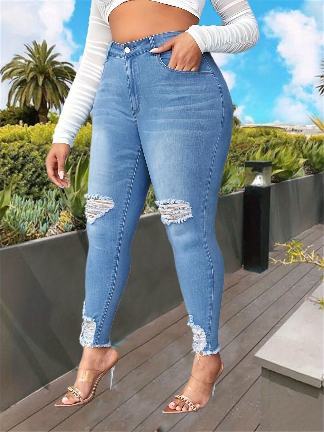 Un jean taille haute extensible,  avec trou. Stylée fashion pour femme.