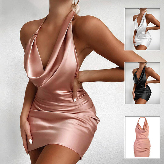 Petite robe très sexy dos nu et ouverte en v du devant,  tissu mince couleur unie.