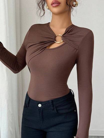 Haut slim asymétrique à bordure creuse en métal fashion tendance pour femme