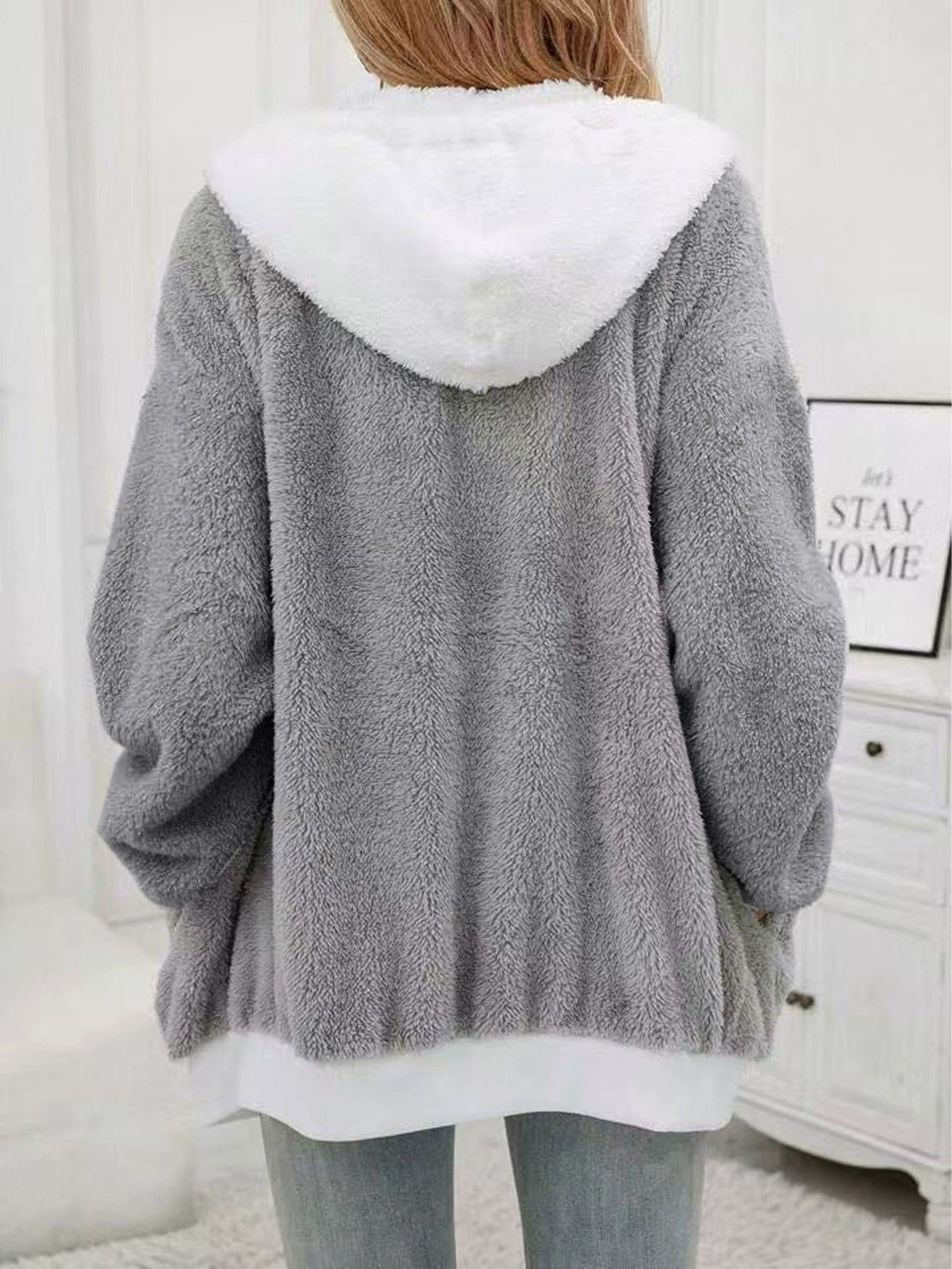 Veste en laine doux cozy avec zipe et capuche. Tendance pour femme