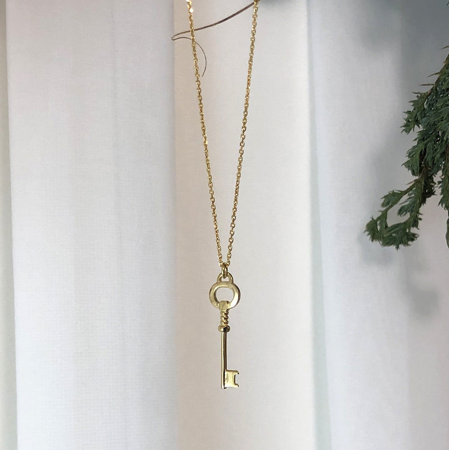 Magnifique collier en forme de clé. Très mignon avec classe