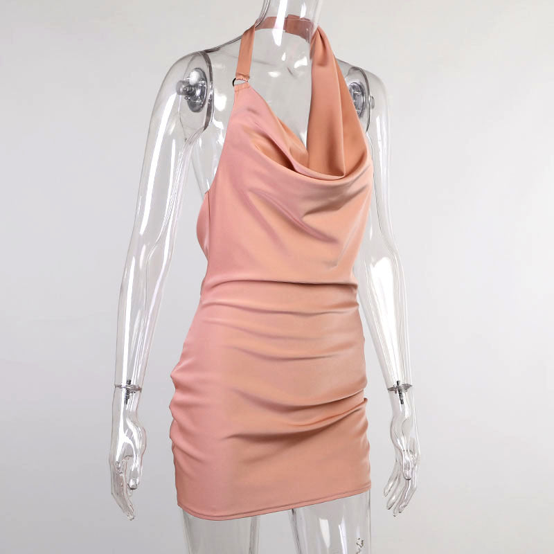 Petite robe très sexy dos nu et ouverte en v du devant,  tissu mince couleur unie.