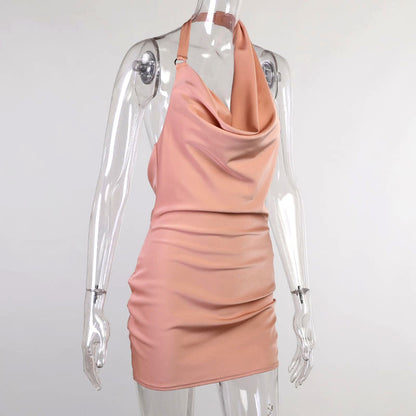 Petite robe très sexy dos nu et ouverte en v du devant,  tissu mince couleur unie.