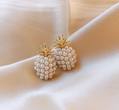 Magnifique boucle d'oreille avec petite perle très élégant,  fait stylée pour vos sortie