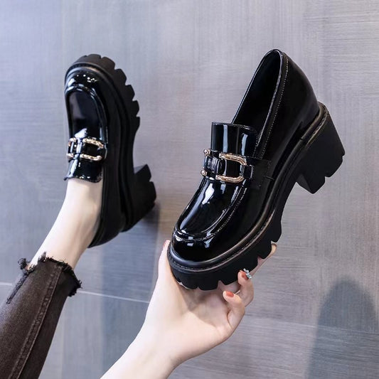 Un souliers classique madame pour vos sorties semelle épais,  confortable et stylée.