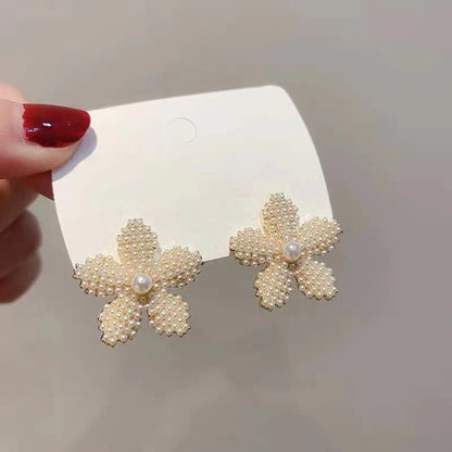 Magnifique boucle d'oreille avec petite perle très élégant,  fait stylée pour vos sortie
