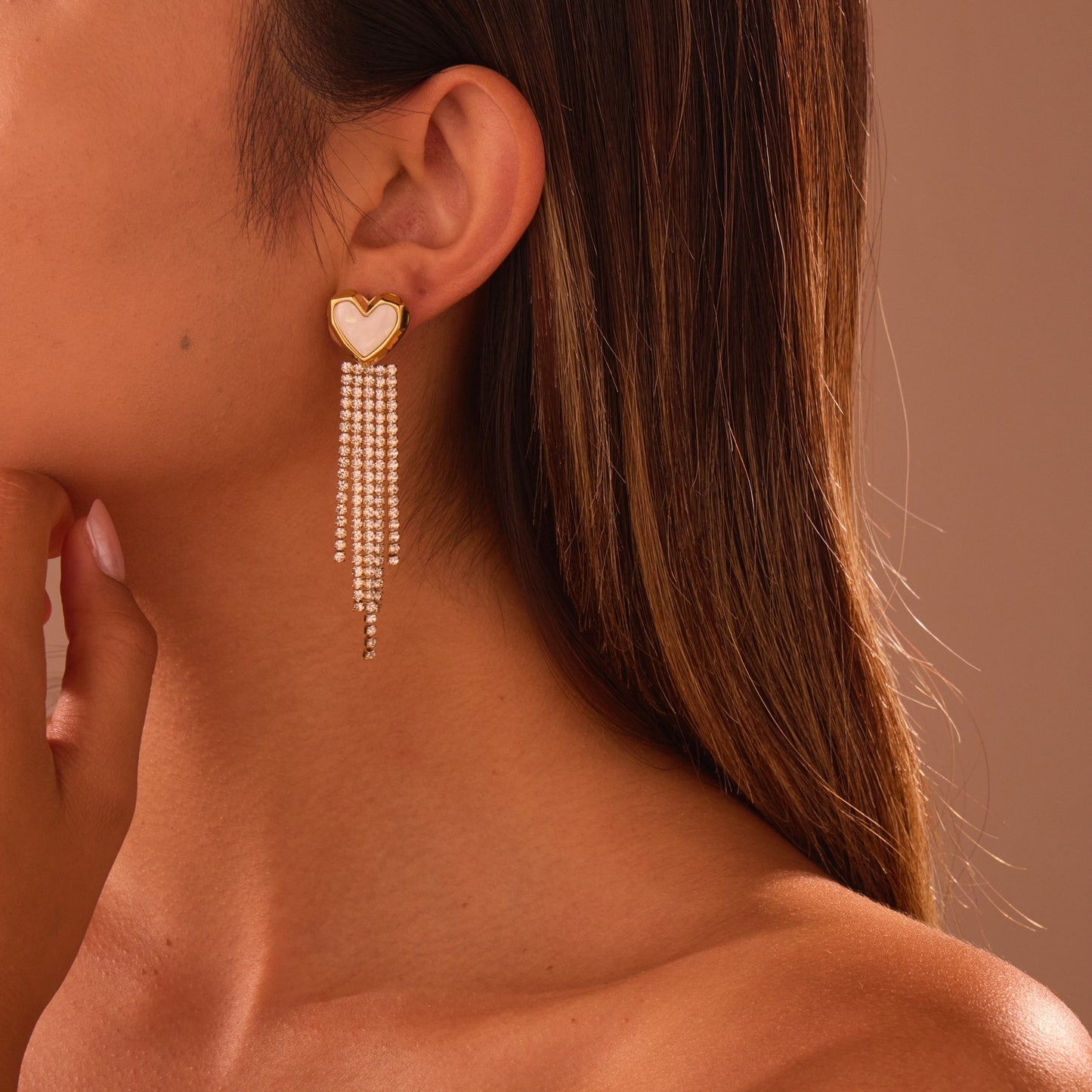 Nos bijoux fond toute la différence dans votre outfit, magnifique boucle d'oreille avec coeur.