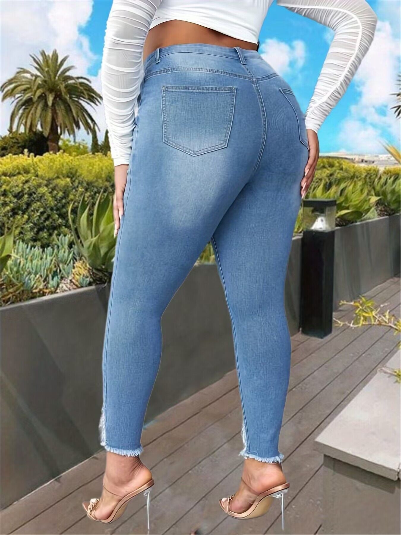 Un jean taille haute extensible,  avec trou. Stylée fashion pour femme.