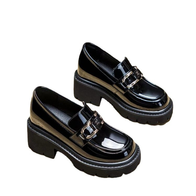 Un souliers classique madame pour vos sorties semelle épais,  confortable et stylée.