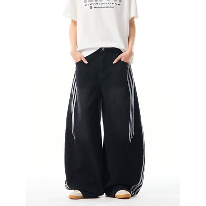 Jean très large style rectro.  Mode femme fashion.